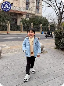 รีวิวเด็กผู้ชายใส่เสื้อกันหนาว Puffer สีฟ้าอ่อนพร้อมผ้าพันคอกันหนาว