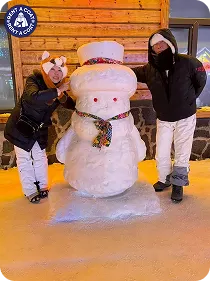 รีวิวคู่รักใส่เสื้อกันหนาวถ่ายรูปคู่กับสโนว์แมน ทริปพักผ่อนหน้าหนาว