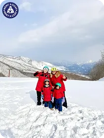 รีวิวครอบครัวเช่าเสื้อโค้ทกันหนาวสีแดง ถ่ายรูปเป็นแก๊งที่สกีรีสอร์ท