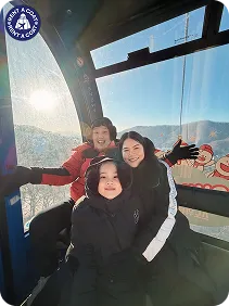 รีวิวครอบครัวใส่เสื้อกันหนาวนั่งกระเช้าสกีรีสอร์ท เช่าเสื้อกันหนาว Rent A Coat