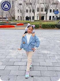 รีวิวเด็กผู้หญิงน่ารักๆ ใส่เสื้อกันหนาวแจ็คเก็ตสีฟ้าอ่อน