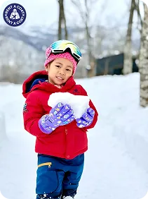 รีวิวเด็กผู้หญิงใส่แจ็คเก็ตกันหนาวสีแดงและชุดสกี สนุกกับหิมะ