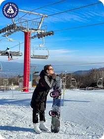 รีวิวผู้ชายใส่เสื้อกันหนาวถือสโนว์บอร์ด เตรียมลุยที่สกีรีสอร์ท