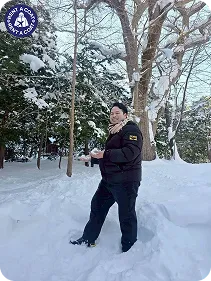 รีวิวผู้ชายใส่แจ็คเก็ตกันหนาวสีดำ Puffer ถ่ายรูปเท่ๆ กลางหิมะ