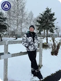 รีวิวเช่าเสื้อกันหนาวผู้ชายลวดลายกราฟิกสวยๆ ใส่ลุยหิมะโดดเด่น