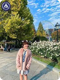 รีวิวแฟชั่นเสื้อโค้ทแต่งขนเฟอร์สีชมพู เที่ยวสวนสนุกช่วงหน้าหนาว