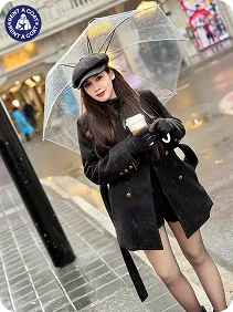 รีวิวลูกค้าผู้หญิงใส่โค้ทกันหนาวสีดำพร้อมร่มใสเที่ยวหน้าหนาว