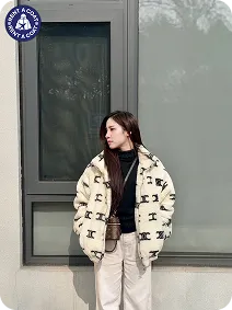 รีวิวลูกค้าใส่เสื้อกันหนาวลายโมโนแกรมสีครีม แฟชั่นหน้าหนาวผู้หญิง