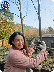 รีวิวลูกค้าใส่เสื้อโค้ทกันหนาวสีชมพูเที่ยวถ่ายรูปที่สวนแพนด้า