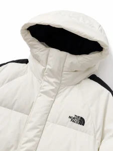 รายละเอียดฮู้ดและช่วงคอเสื้อ The North Face สีครีม