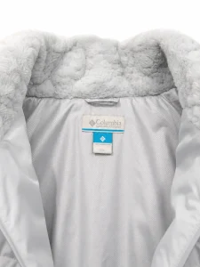 รายละเอียดซับในและป้ายคอเสื้อ Columbia สีเทาอ่อน