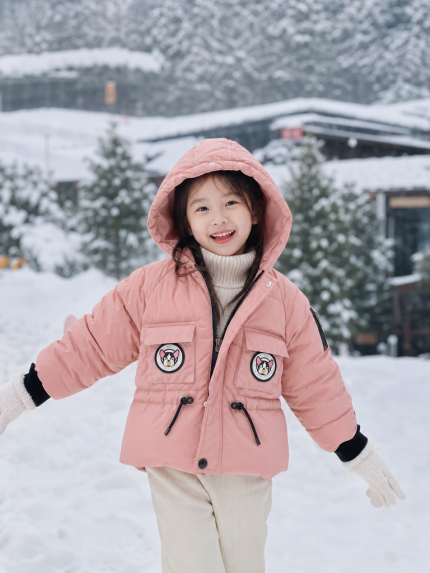 เสื้อกันหนาวเด็กแบบพองสีชมพู ด้านหน้า มีฮู้ดและแพทช์รูปหน้าหมาบนกระเป๋า