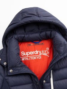 รายละเอียดด้านในสีส้มของเสื้อกันหนาว Superdry