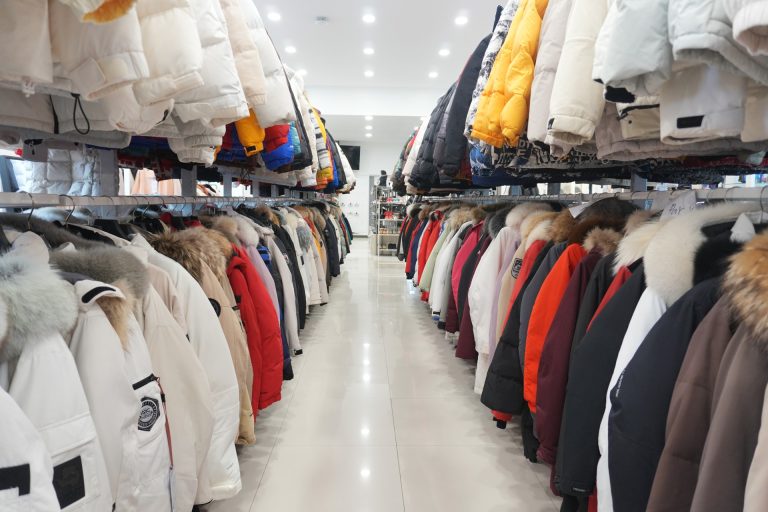 ทางเดินระหว่างราวเสื้อ — Rent A Coat สาขาเพชรเกษม-ธนบุรี