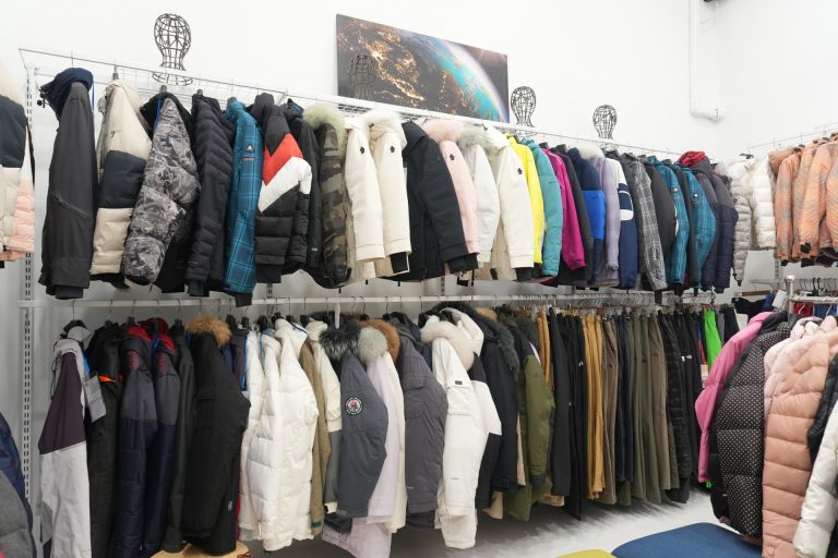 ราวเสื้อกันหนาวตามผนัง — Rent A Coat สาขาเพชรเกษม-ธนบุรี