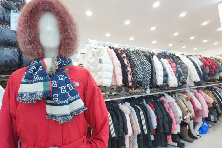 หุ่นจัดชุดและราวเสื้อ — Rent A Coat สาขาเพชรเกษม-ธนบุรี