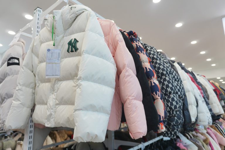 ราวเสื้อกันหนาวสีอ่อน — Rent A Coat สาขาเพชรเกษม-ธนบุรี