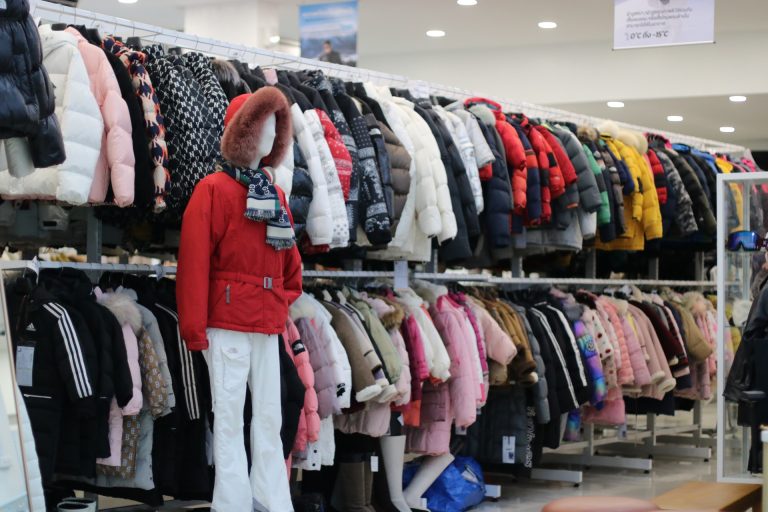 แนวราวเสื้อและหุ่นจัดชุด — Rent A Coat สาขาเพชรเกษม-ธนบุรี