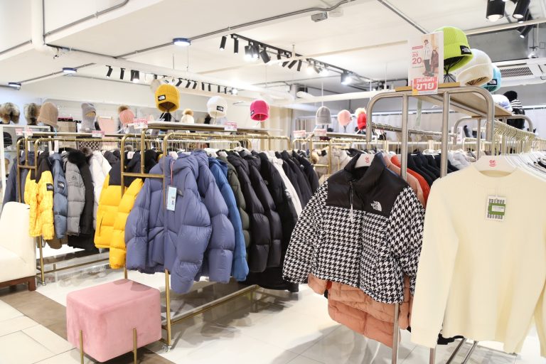 โซนเลือกเสื้อกันหนาว — Rent A Coat สาขาพระราม9-ห้วยขวาง