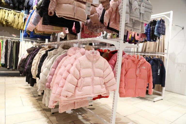 ราวเสื้อกันหนาวสีอ่อน — Rent A Coat สาขาพระราม9-ห้วยขวาง