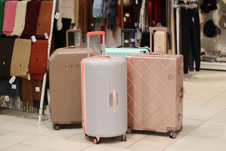 กระเป๋าเดินทางภายในร้าน — Rent A Coat สาขาพระราม9-ห้วยขวาง
